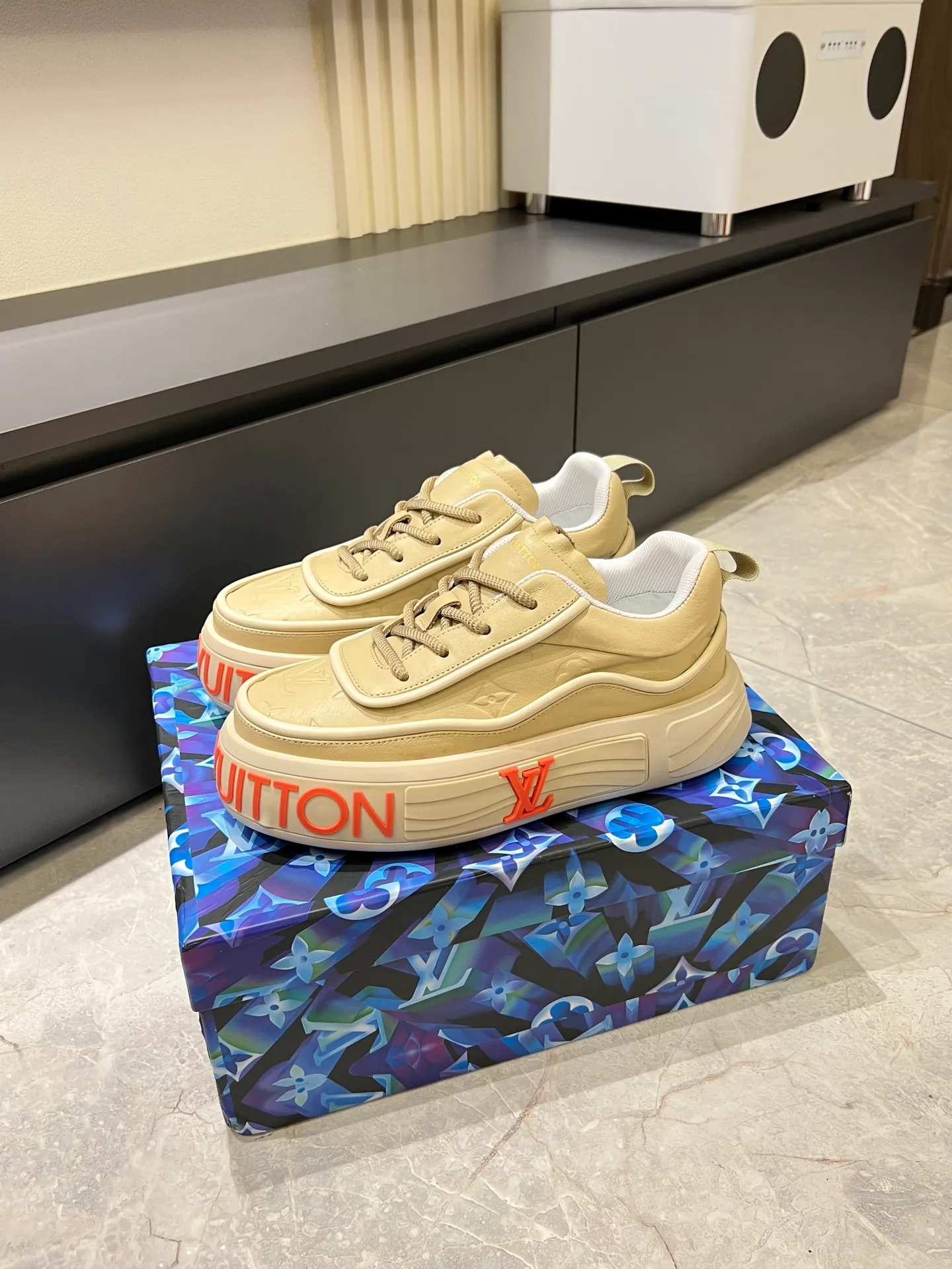 p560 "LOUI* VUITTO*" popular men's casual shoes, genuine development in Italy💯Purchase level quality✔️The upper is made of official website material first-layer cowhide, comfortable and soft sheepskin feet⚡️Fashionable and versatile. The toe last shape is firm and full, and the soles are made from LV original molds and can be freely entered and exited the counter. They are light and comfortable on the foot~purely handmade, details determine the quality! Size:39-44, (38.45 customized)